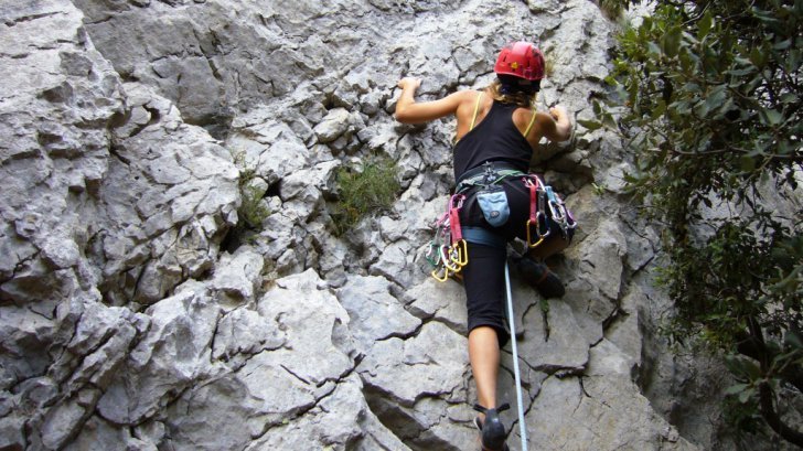 Alpiniști loviți de pietre. Femeie cu traumatism cranio-cerebral, inconștientă