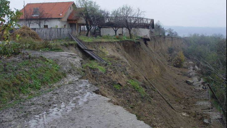 Alunecări devastatoare de teren în Vrancea (Video)