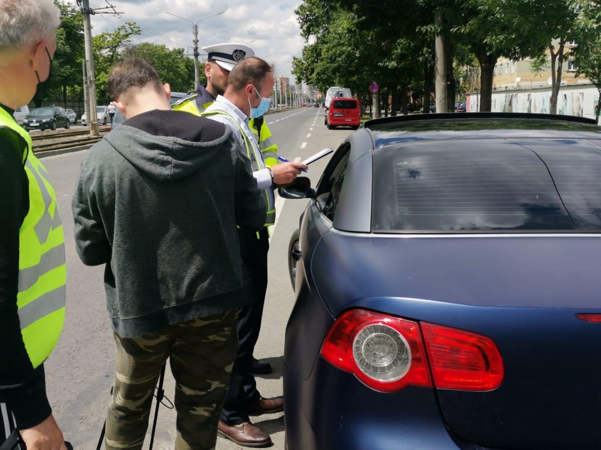 Polițiștii Biroului Rutier au organizat o acțiune pe raza municipiului, împreună cu reprezentanți ai Registrului Auto Român, filiala Arad