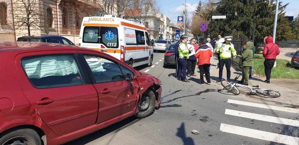 (FOTO) La un pas de tragedie, un elev a scăpat ca prin urechile acului după ce două mașini s-au ciocnit 