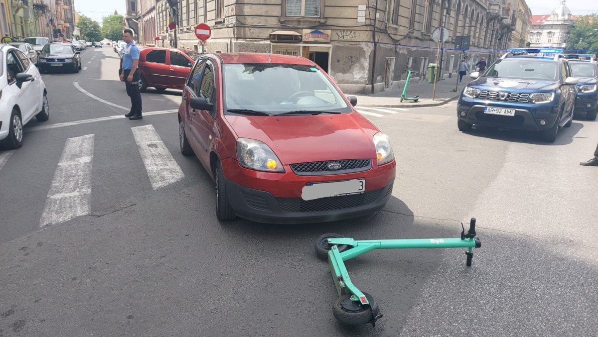 Tânără pe trotineta electrică lovită de mașină