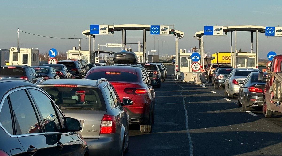 Cozi interminabile la graniță, pe autostradă. Se așteaptă cu orele