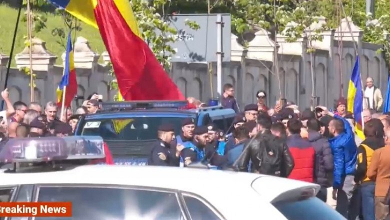 Protestatarii AUR au făcut scandal la intrarea-n Parlament; una dintre membre a încercat să intre cu patru gloanţe 