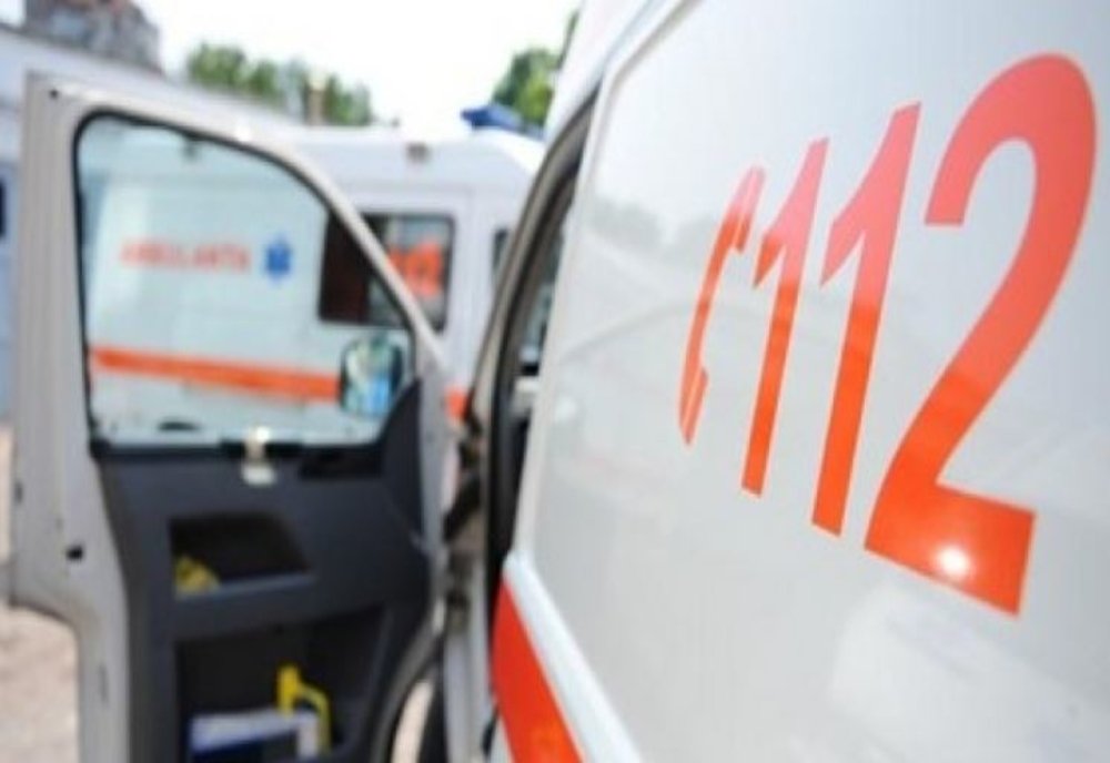 Un bărbat aflat pe trotineta „s-a înfipt” în portiera unui taximetru