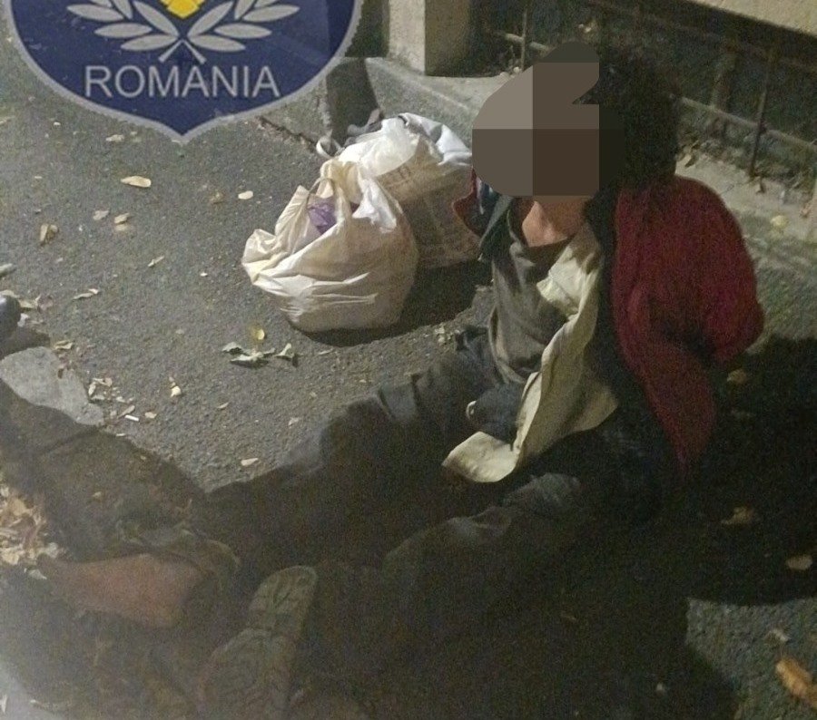 Vagabond beat şi cu nervii la pământ încătuşat de Poliţia Locală din cauză că a devenit agresiv (FOTO)