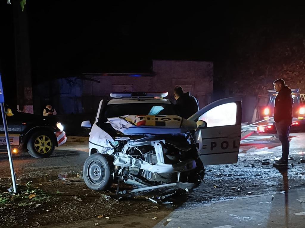 Urmărire în trafic. Două mașini de poliție s-au ciocnit la Sântana (FOTO)