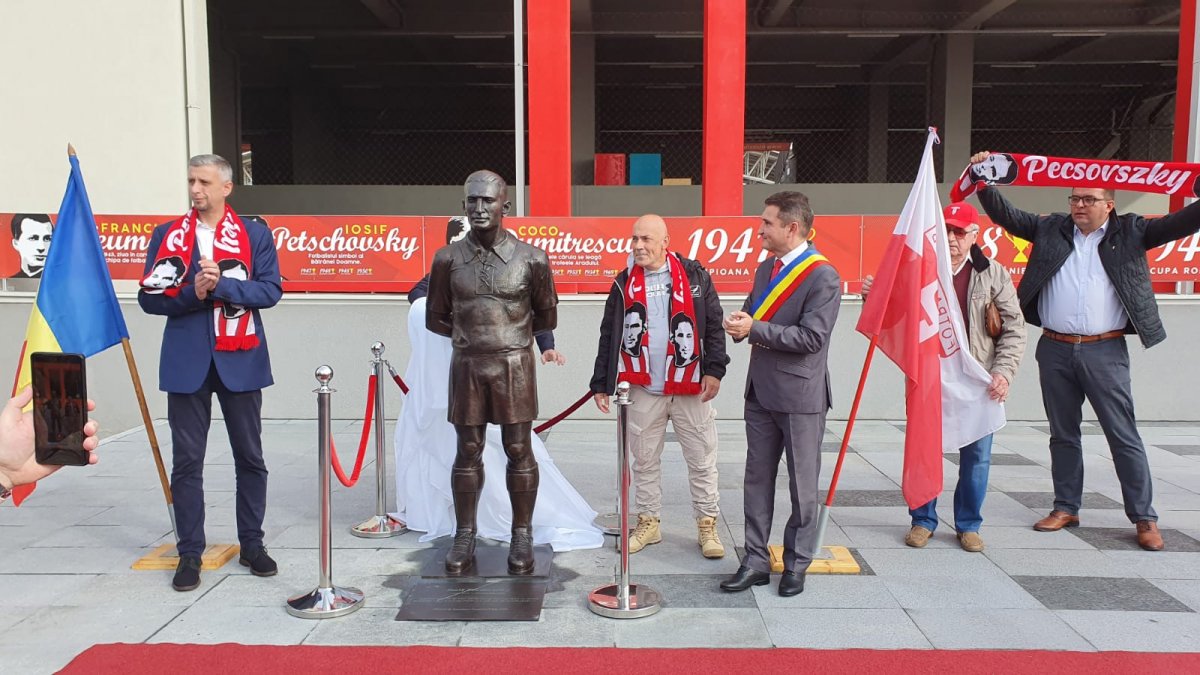 Legenda fotbalului românesc Iosif Pecsovszky „veghează” intrarea în stadion (FOTO)