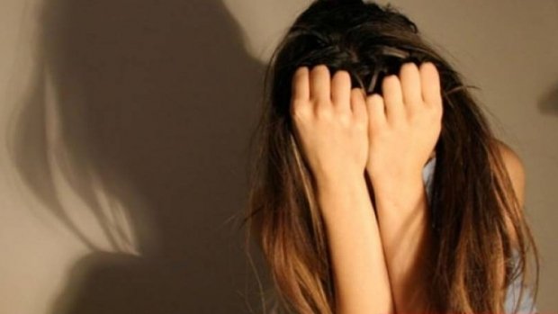 S-a întâmplat în județul Arad! Un tată care și-a violat cele trei fiice minore a fost arestat preventiv