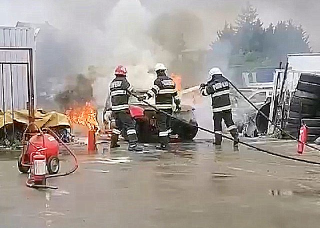 Incendiu izbucnit la un autoturism pe Calea Aurel Vlaicu