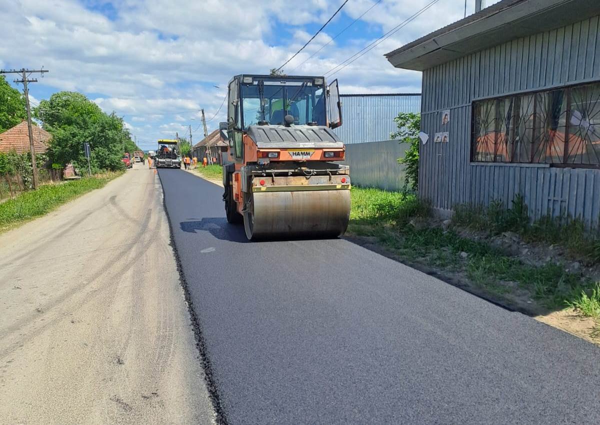 Se toarnă covorul asfaltic pe drumul dintre Bocsig și Beliu