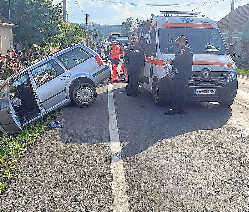 Accident mortal în urma unei coliziuni între un autoturism și un autocamion la Săvârșin