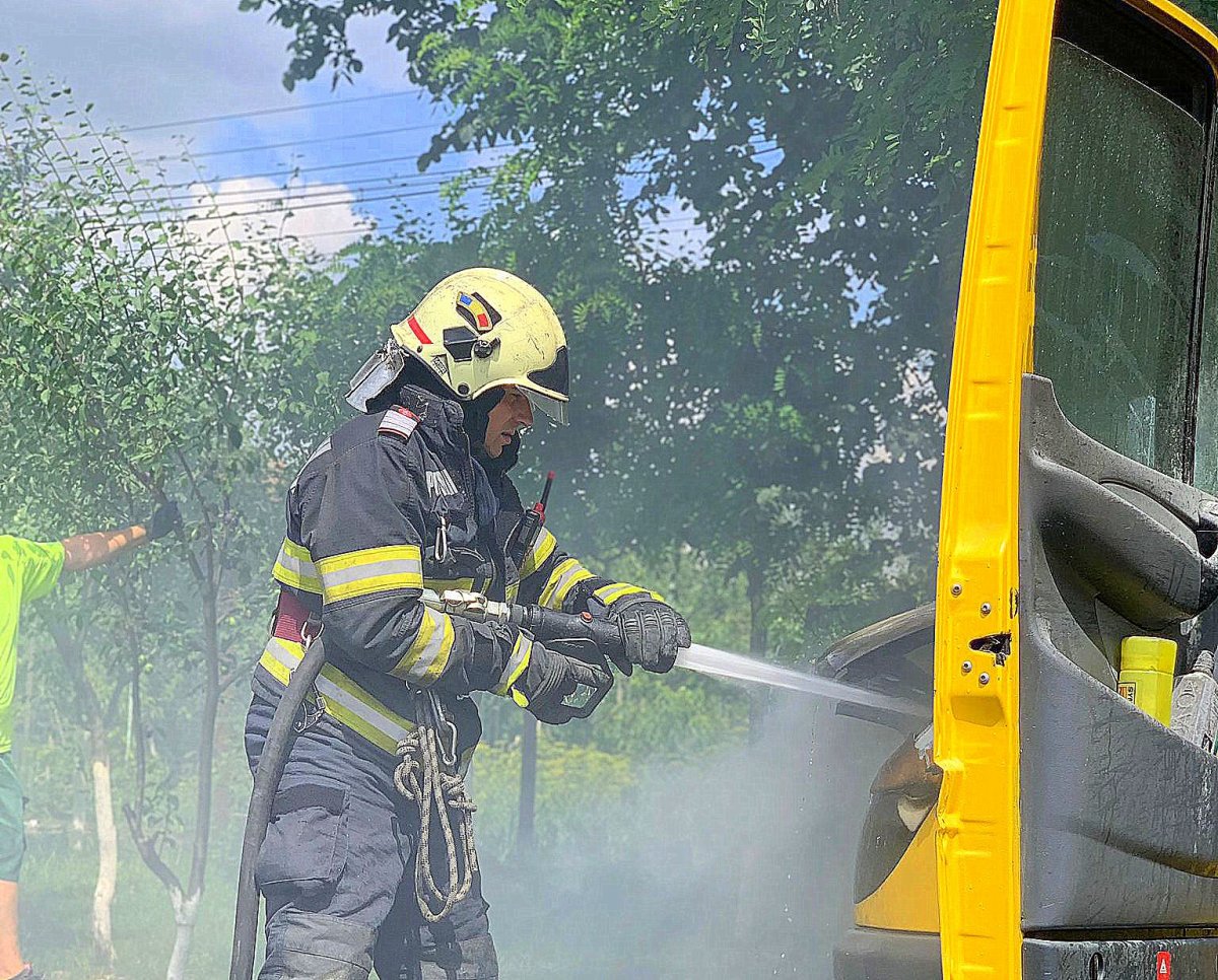  Incendiu izbucnit la un autovehicul ce se afla parcat pe strada Armoniei din municipiul Arad