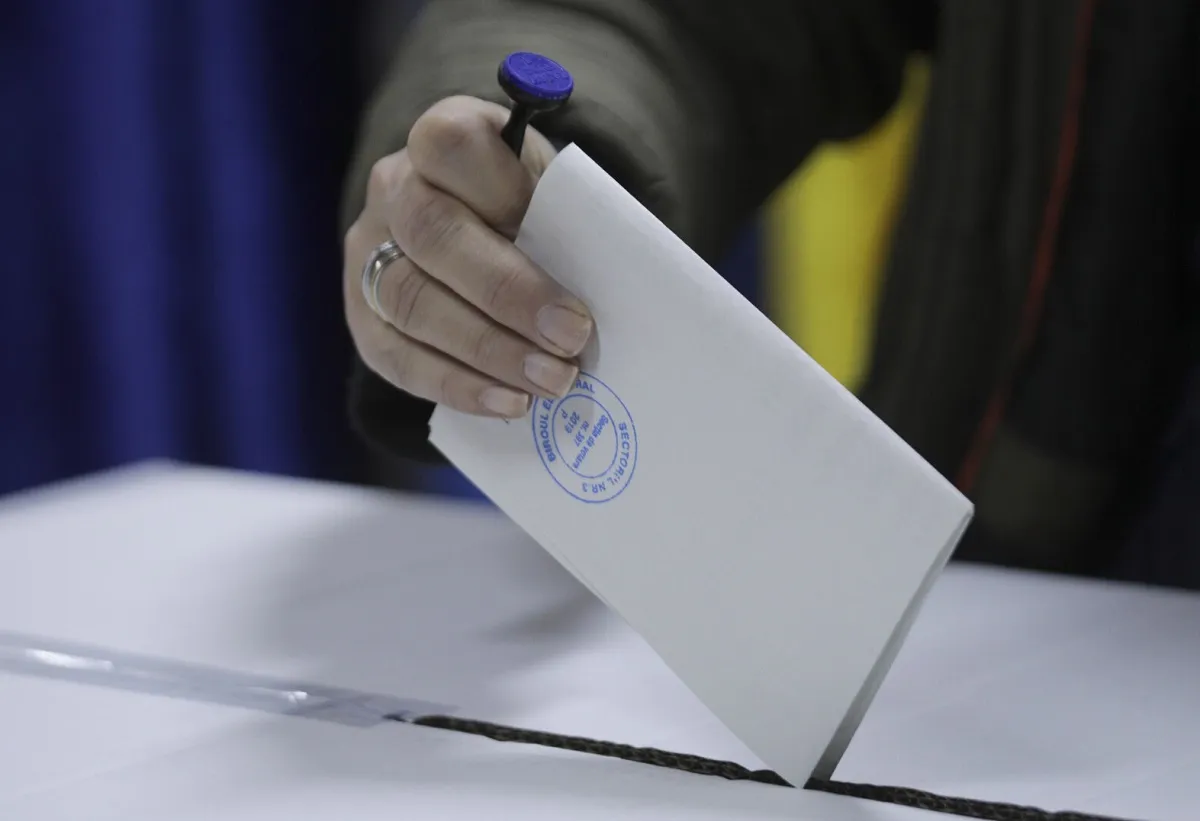 Secțiile de votare s-au deschis! Tot ce trebuie să știi despre cum votezi, la ce oră se închid urnele și ce nu ai voie să faci în ziua votului 