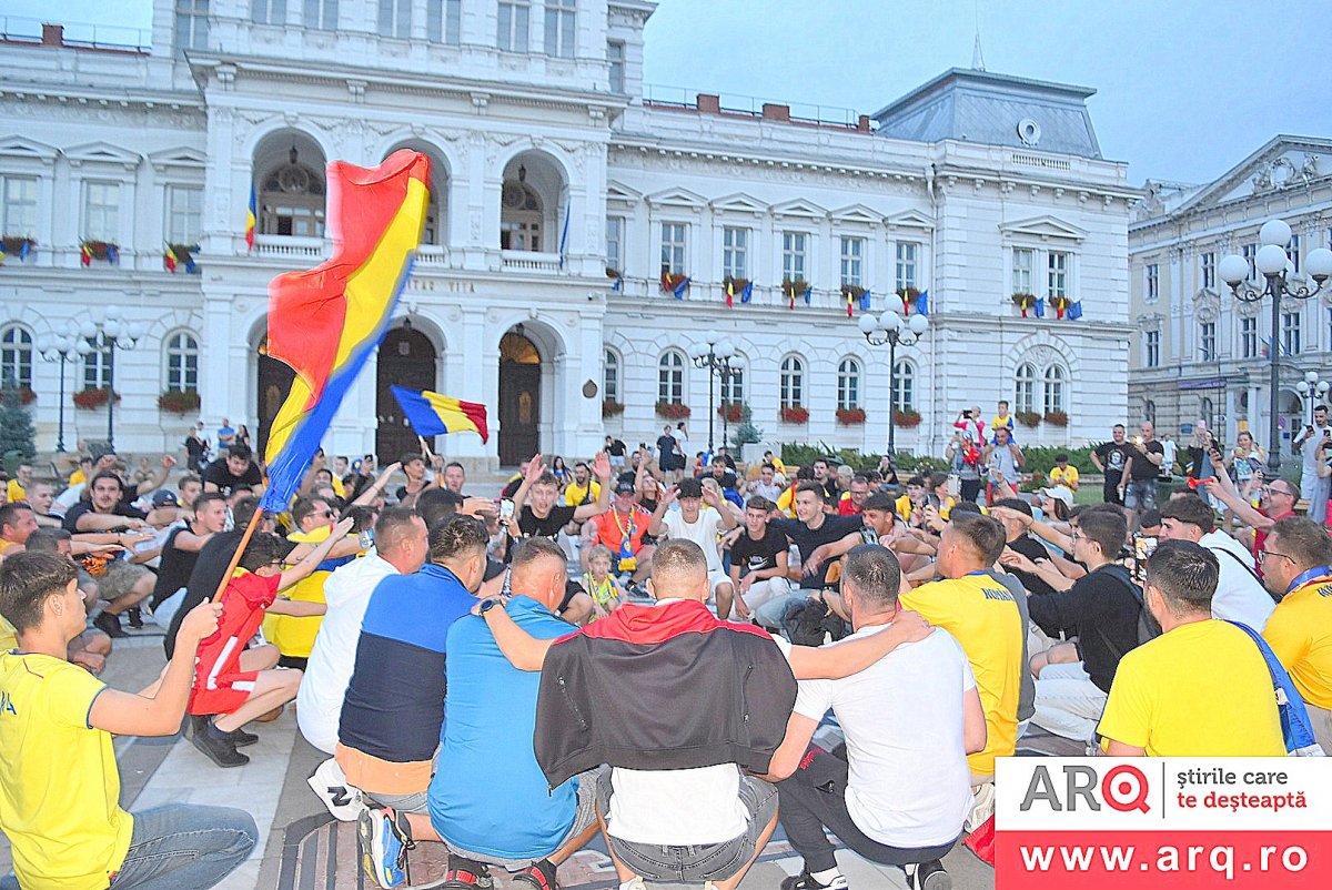 Tricolorii scot din nou românii în stradă: peste 2.000 de arădeni au ieșit în Piața Primăriei pentru a sărbători calificarea istorică de la Euro (FOTO)