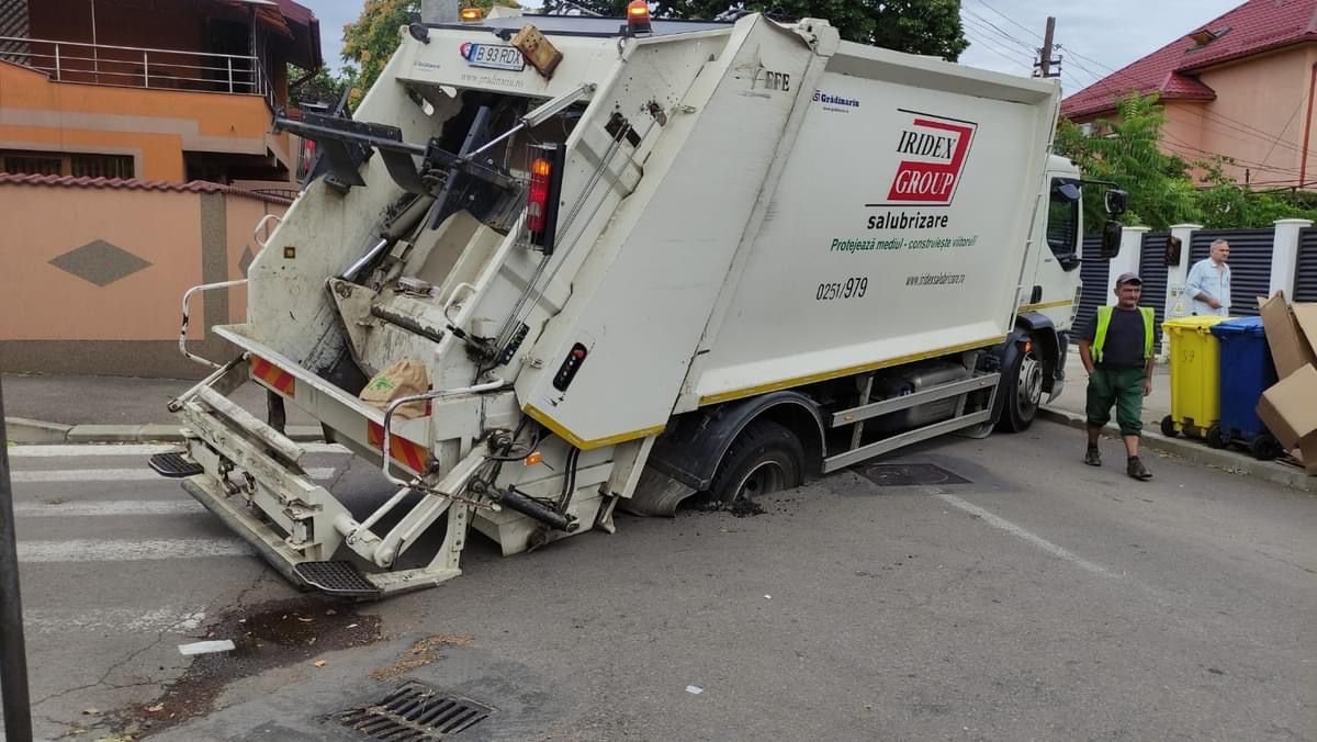 Mașinile de gunoi, prea grele pentru asfaltul Craiovei