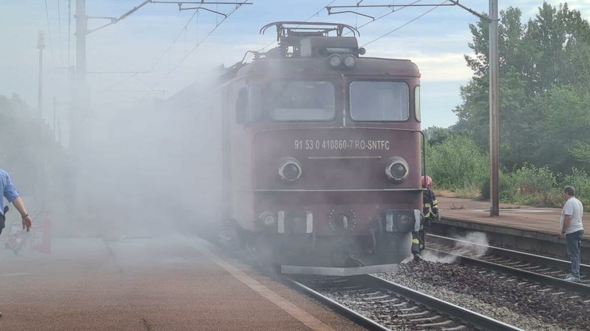 Incendiu locomotiva diesel la ieșirea din gara Chisineu Criș