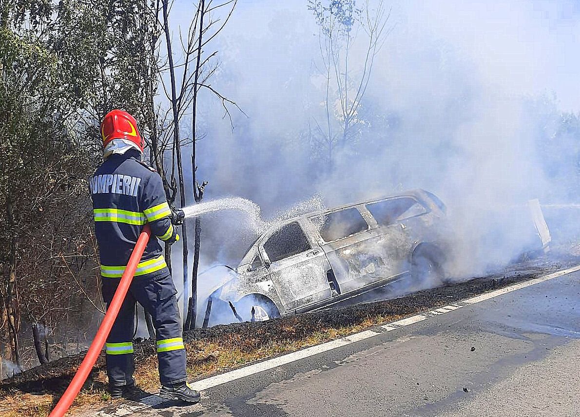  Un autoturism a luat foc între localitățile Aldești și Mânerău