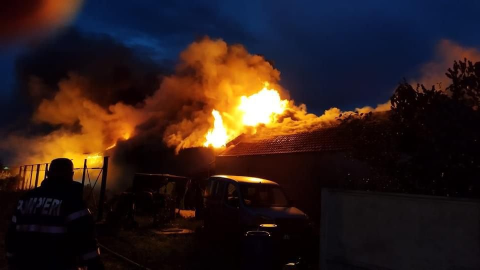 Casă incendiată de un trăsnet la Sânleani (FOTO)