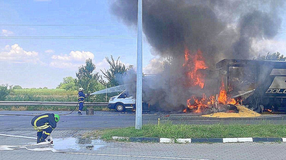  Accident rutier urmat de incendiu la un autocamion încărcat cu cereale și la o camionetă la Nădlac