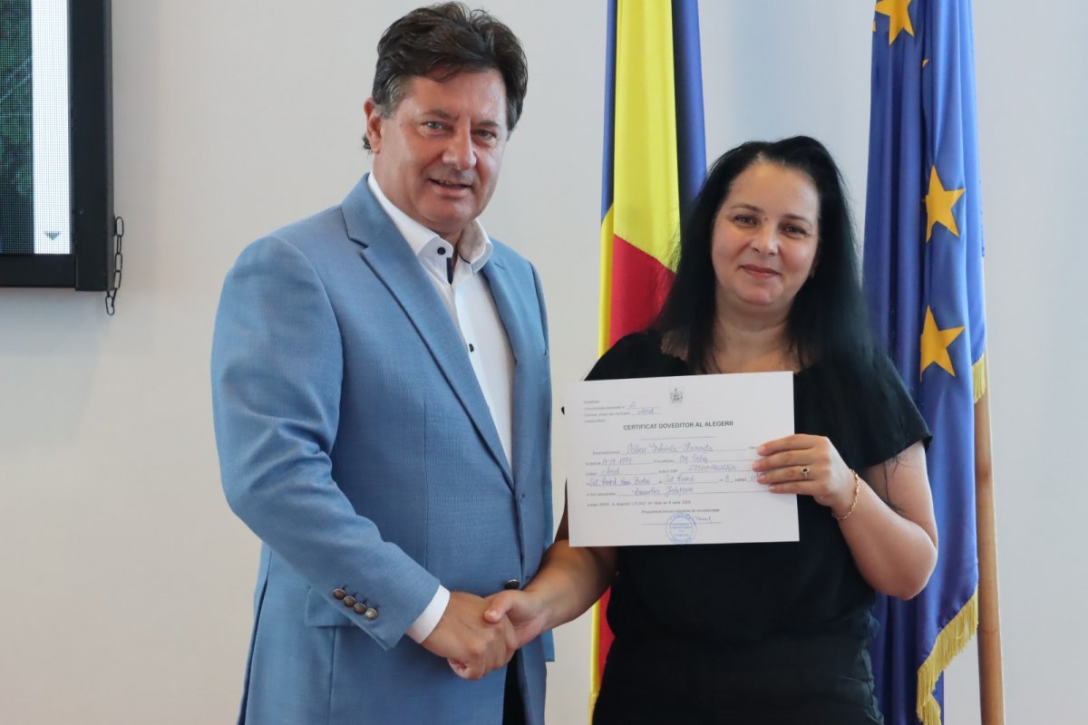 Noii consilieri județeni de la PSD și AUR au primit certificatele de mandat din partea președintelui CJA, Iustin Cionca (FOTO)