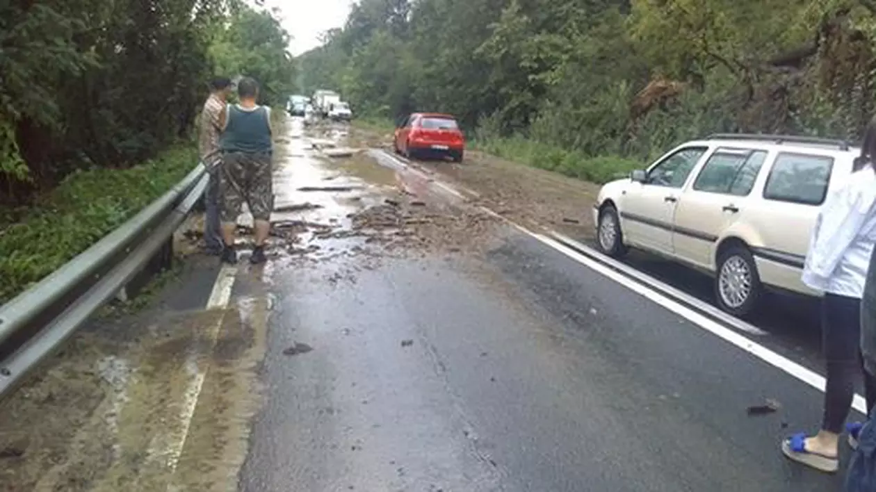 Trafic restricționat pe DN7, din cauza aluviunilor aflate pe carosabil