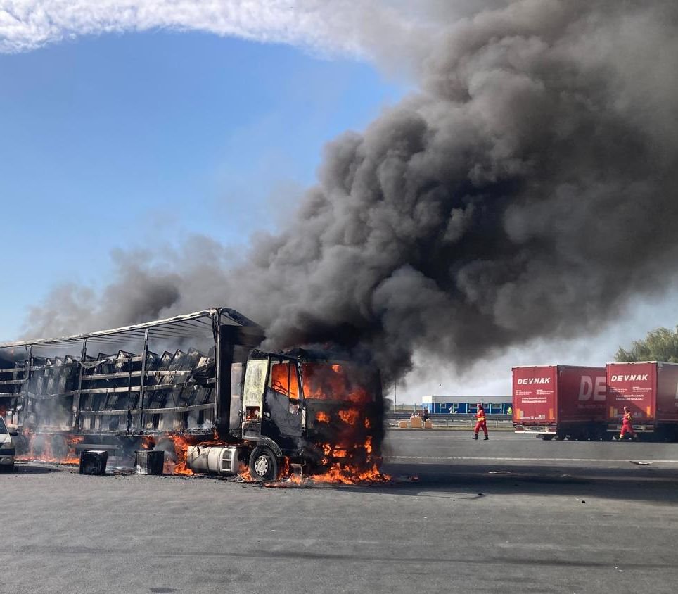 Un camion a luat foc pe A1, în apropiere de Vama Nădlac / UPDATE: Nu sunt înregistrate victime