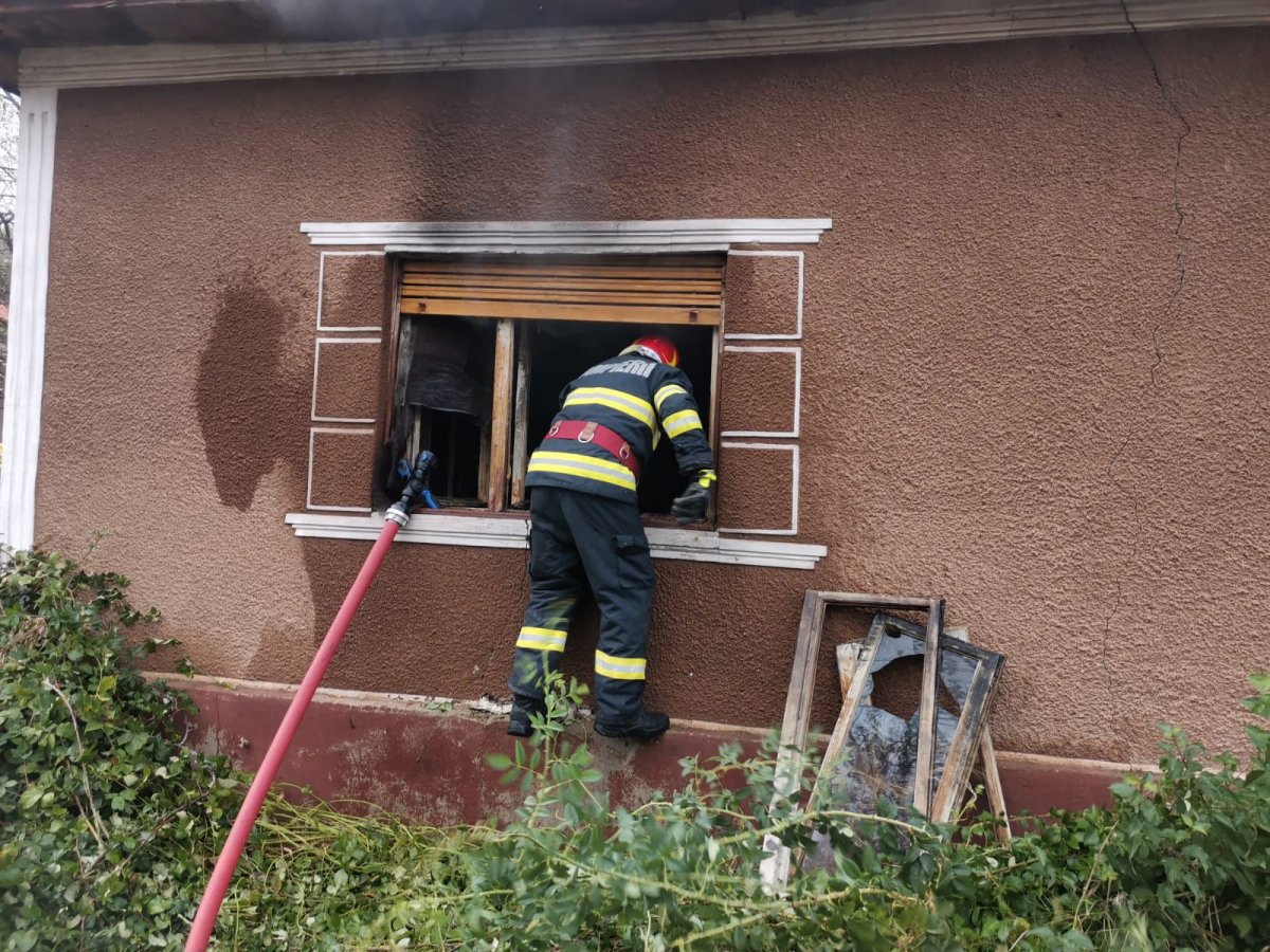 Incendiu izbucnit la o casă din orașul Sebiș