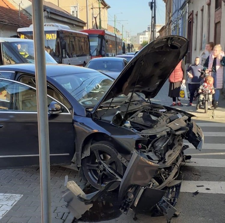 (FOTO) Accident grav pe strada Preparandiei / UPDATE: Doi bărbați au ajuns la spital 