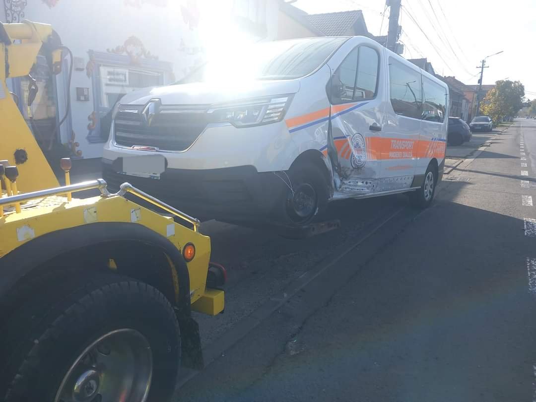 Șoferul care transporta pacienți la dializă a provocat un accident, după ce s-a urcat la volan beat criță (FOTO)