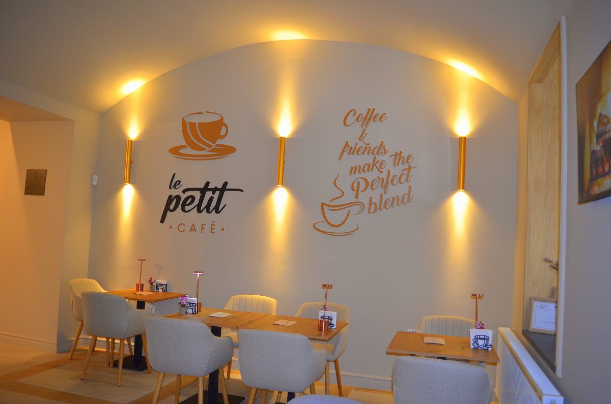 Le Petit Café, cafeneaua arădeană unde poți câștiga un iPhone 16