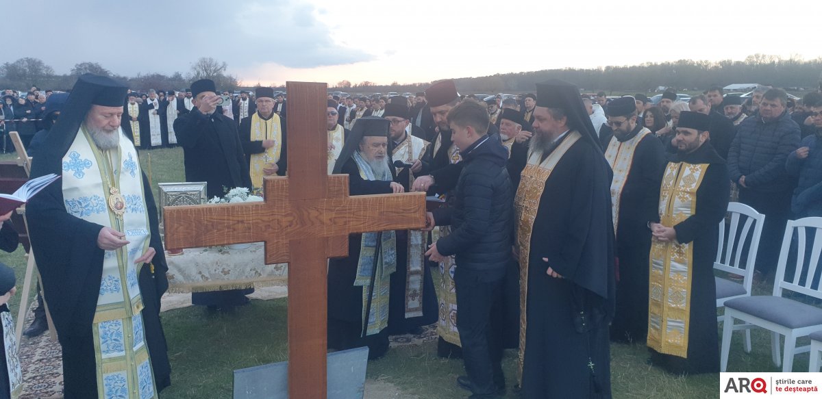 Zi de mare sărbătoare creștină la Frumușeni: s-a pus piatra de temelie la biserica Schitului Izvorul Tămăduirii (FOTO)