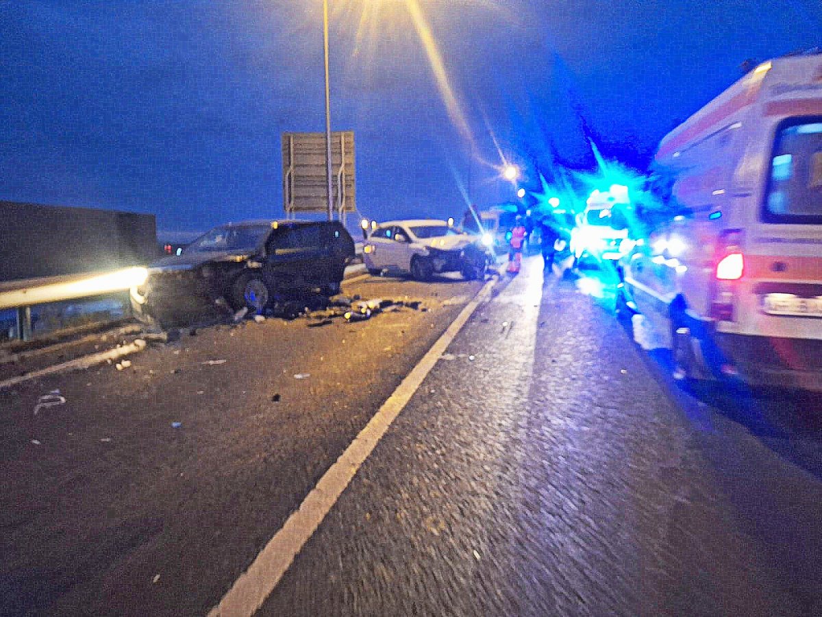 Accident cu 5 (cinci!) autoturisme pe podul din Aradul Nou ce traversează Autostrada A1 (FoTo)