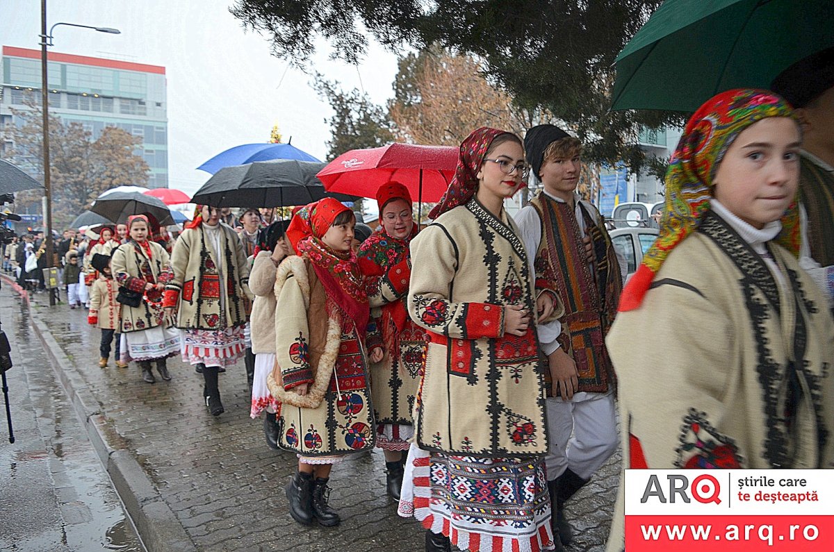 Parada portului popular și tradiții de iarnă la Consiliul Județean Arad