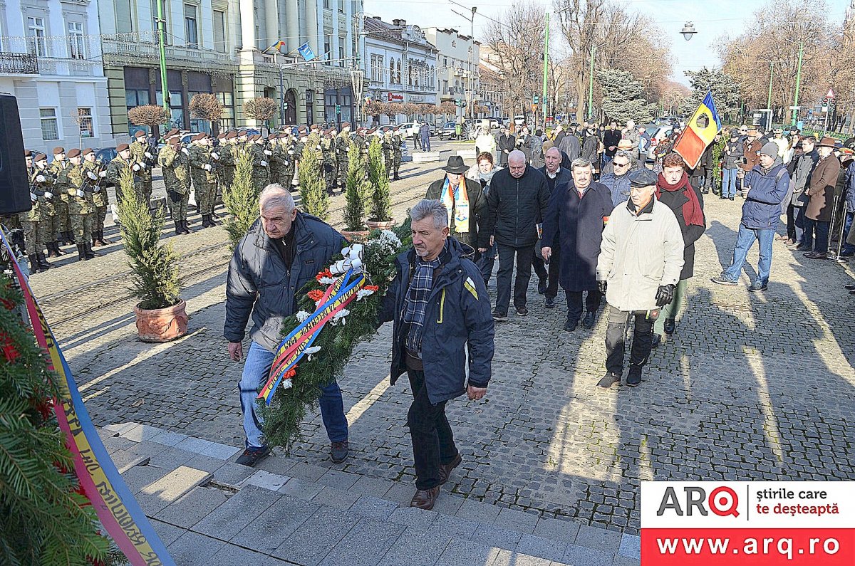 Omagierea eroilor din Decembrie 1989 în Piața Revoluției din Arad