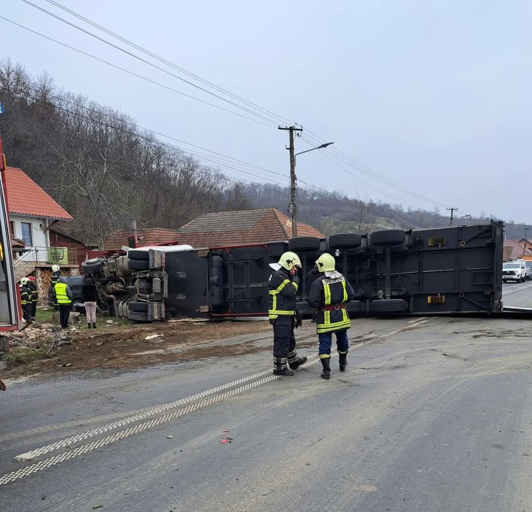 (FOTO) TIR răsturnat pe șosea la Lipova. DN7 este blocat