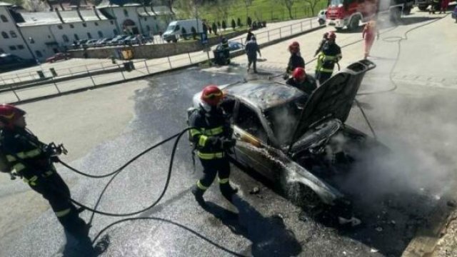 Stingerea unui incendiu la un autoturism în Micălaca