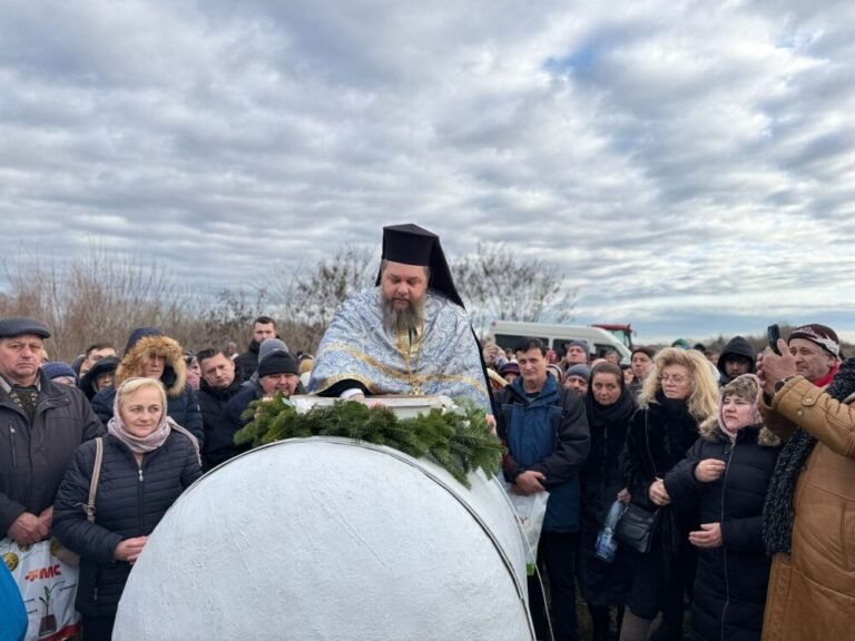 Sute de credincioși au participat la slujba de Bobotează de la Catedrala Arhiepiscopală și Mănăstirea Hodoș-Bodrog (FOTO)