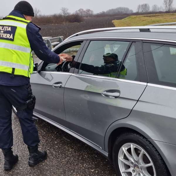 Conducea un autoturism în baza unui permis fals, dar a fost depistat de polițiștii de frontieră de la Nădlac