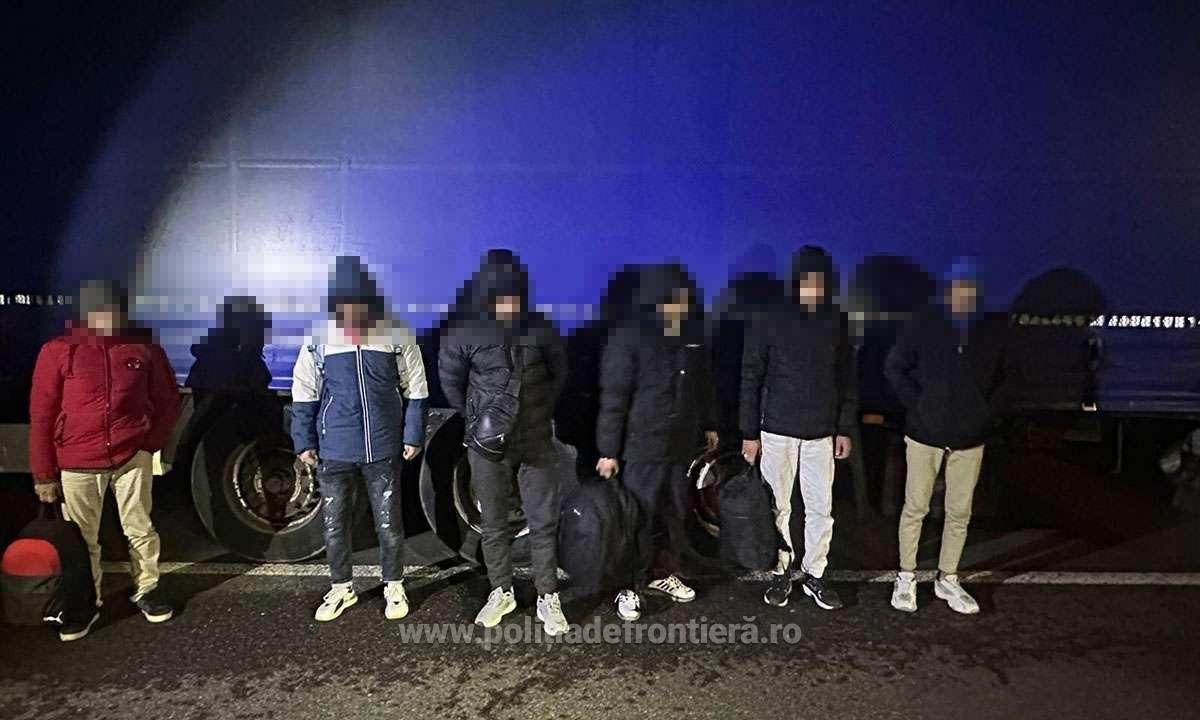 Șase migranți ascunși într-un camion au fost depistați de polițiștii de frontieră