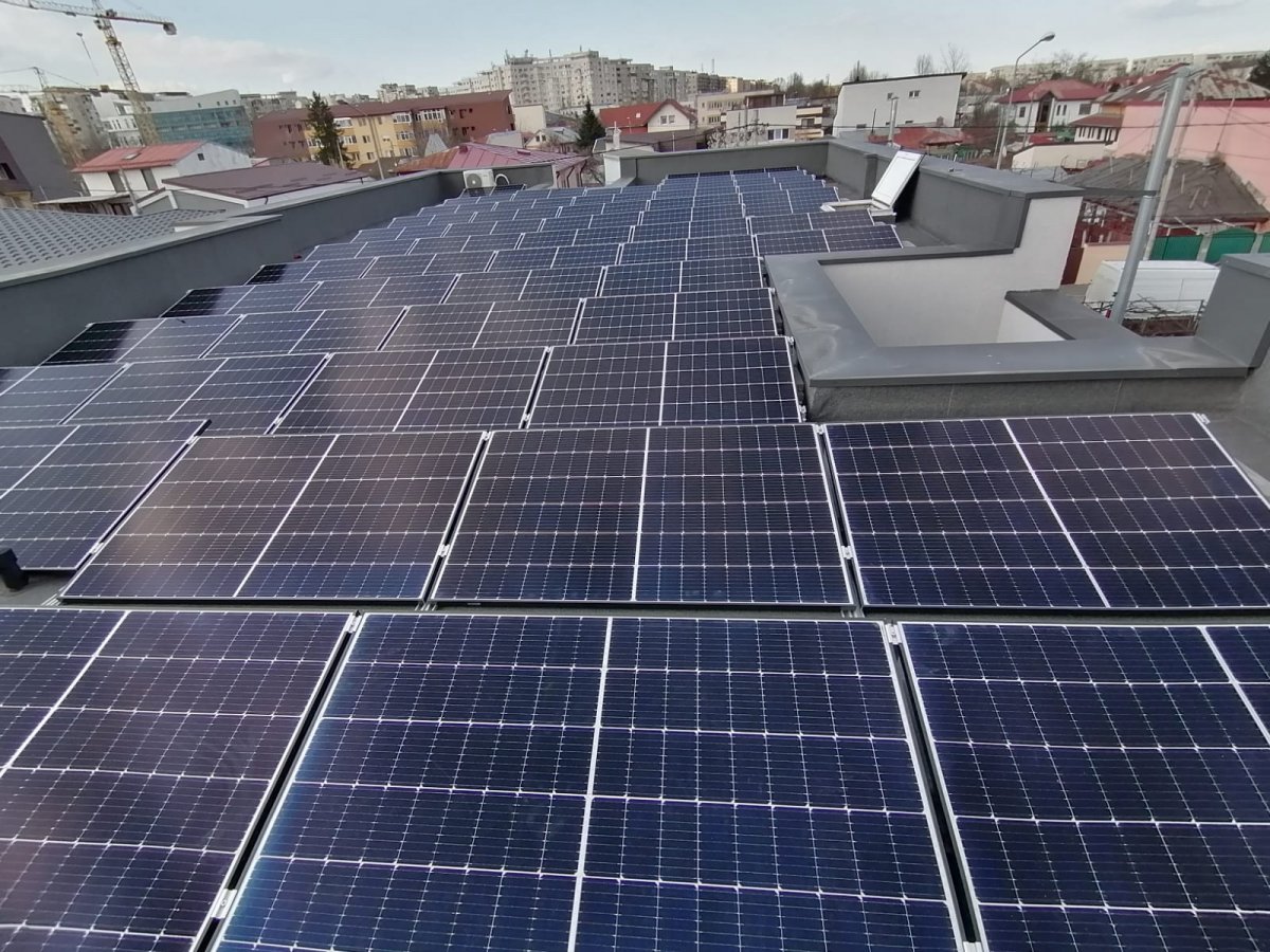 O propunere mai mult decât interesantă: energie solară direct în apartamente, pentru facturi mai mici în blocurile de locuințe