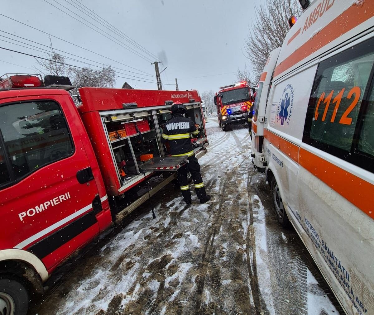 Accident rutier cu două autoturisme în localitatea Cuvin