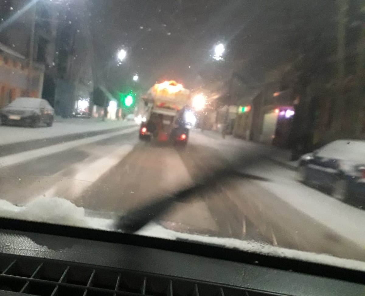 Câte utilaje de deszăpezire au fost scoase noaptea trecută pe străzile din municipiu (FOTO)