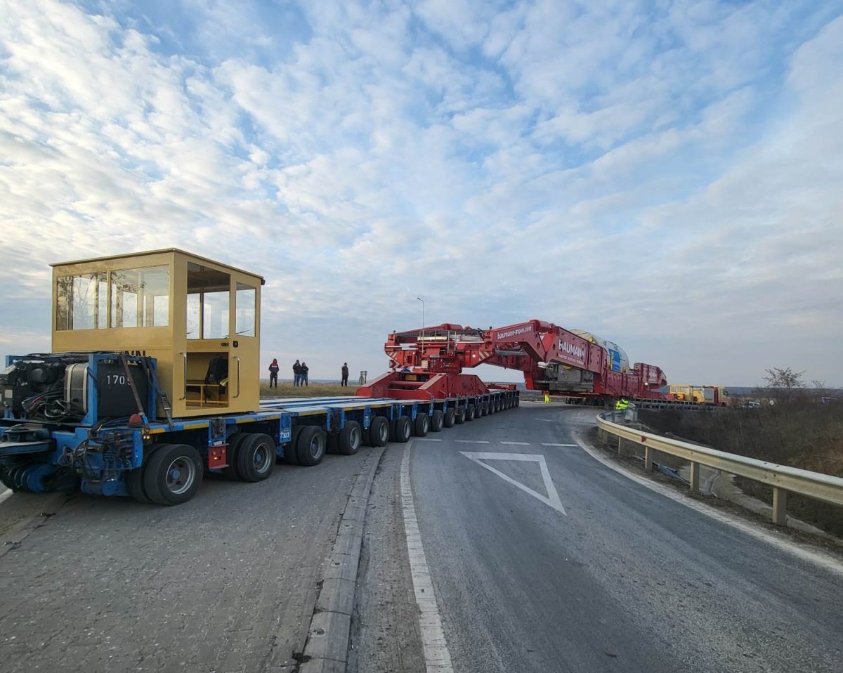 Cel mai mare transport agabaritic care traversează Vestul țării afectează traficul; ce drum sunt sfătuiți șoferii arădeni să OCOLEASCĂ astăzi (FOTO)