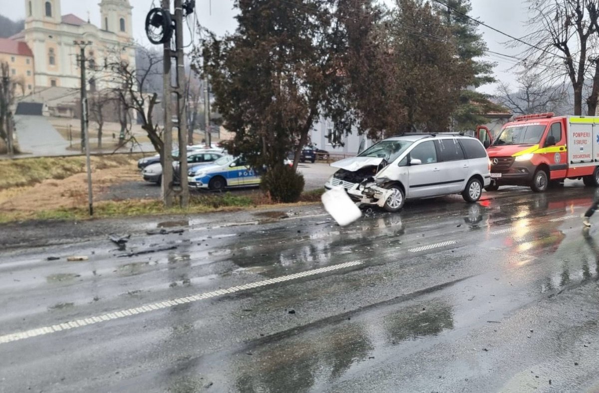 Accident rutier în care au fost implicate două autoturisme în localitatea Lipova / UPDATE: Gheorghe Zau, șeful Poliției Lipova, RESUSCITAT și transportat de urgență la spital