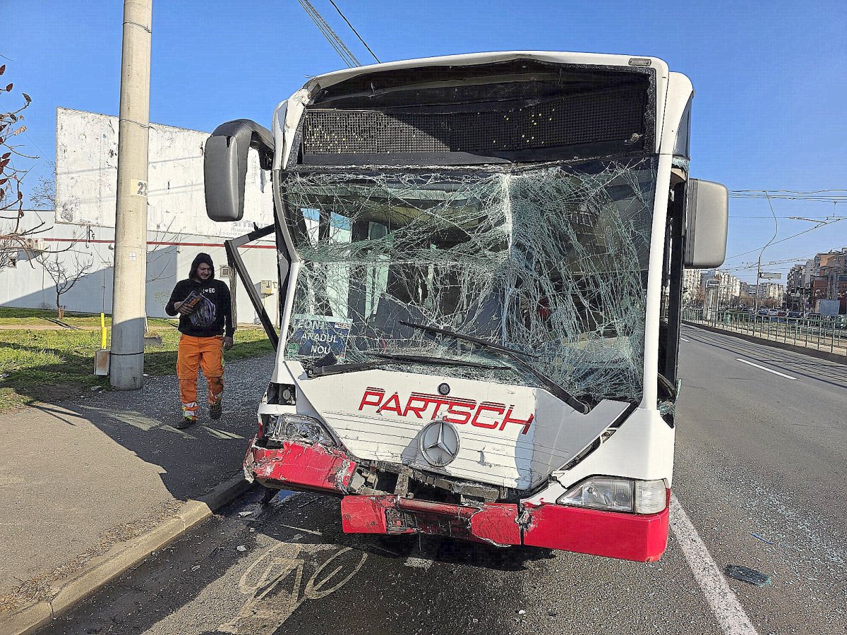 Două autobuze s-au ciocnit pe Calea Aurel Vlaicu